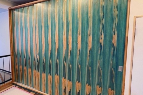 Sliding door using the Dyed veneer smoothly planed board