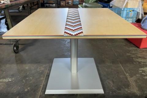 染色バーチ単板積層合板テーブル